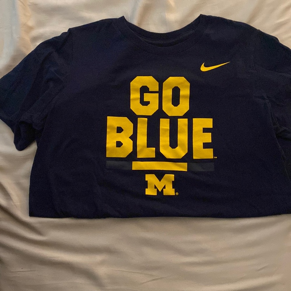 Athletic tee Nike women’s large short sleeve